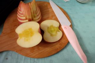 再把另一半苹果取过来，切下一片约3mm左右的苹果片；