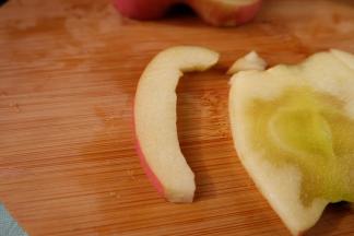 顺着苹果的外围切出天鹅的脖子和头；