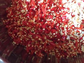 把红辣椒碎末，放入大盆中；