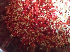 把红辣椒碎末，放入大盆中；