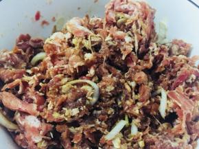 然后翻拌均匀，腌制半小时左右