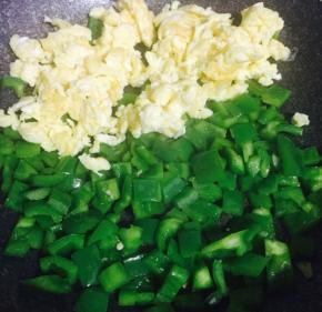 待青椒略软，倒入蛋花