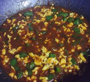 加入适量水，大火烧开，然后煮至合适的稠度关火盛出。