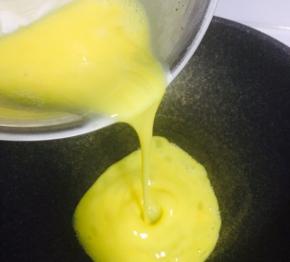 热锅倒油，油热后倒入打散的蛋液，翻炒成蛋花，盛出备用