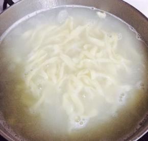 煮一锅清水，水开倒入面条，尽量用新鲜的手工面条，有嚼劲更好吃。