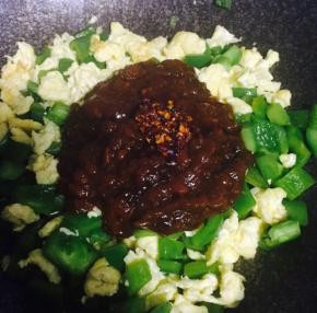 加入黄豆酱、辣椒（不吃辣可不加）翻炒均匀