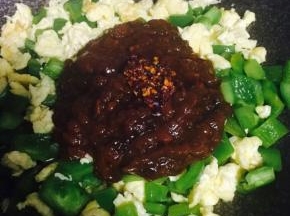 加入黄豆酱、辣椒（不吃辣可不加）翻炒均匀