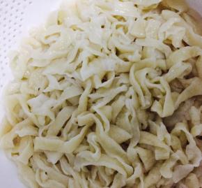 煮好的面条盛出立即过冷水（如果是气温较低可以盛出沥干水分直接食用，不需过冷水降温）