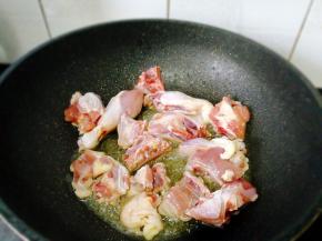 放入鸭腿肉小火煎