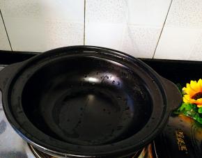 准备好一口干烧不裂锅