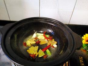 把刚才倒出的油再加入干烧锅里加入材料，爆香