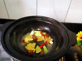 把刚才倒出的油再加入干烧锅里加入材料，爆香