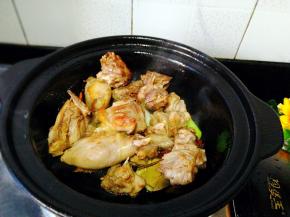 后加入鸡腿肉 翻炒