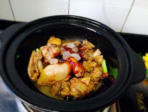 加几个冰糖，蚝油，酱油，