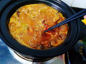 然后取出八角，香叶