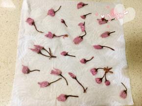 盐渍樱花用水浸泡半小时，用厨房纸沥干水分；