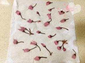 盐渍樱花用水浸泡半小时，用厨房纸沥干水分；