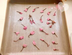 平铺在铺了油布的烤盘上；