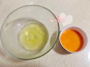 分离蛋黄蛋清；
