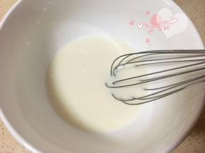 牛奶+玉米油用蛋抽混合搅匀；