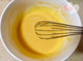 倒入蛋黄，用蛋抽画一字搅匀；