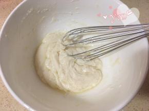 加入过筛的低筋面粉，用蛋抽画一字混合搅至无干粉状态；