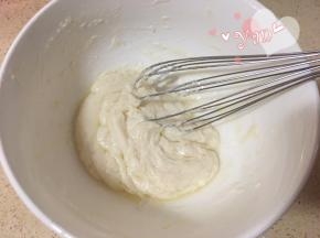 加入过筛的低筋面粉，用蛋抽画一字混合搅至无干粉状态；