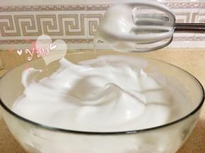 蛋清+糖打发至提起打蛋头有长弯钩即可；