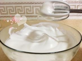 蛋清+糖打发至提起打蛋头有长弯钩即可；