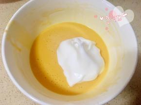 舀一大勺蛋白到蛋黄糊里；