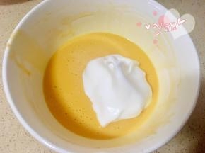 舀一大勺蛋白到蛋黄糊里；