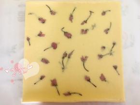 铺一张油纸盖在蛋糕上，倒扣，撕去油布，毛巾面妥妥的，蛋糕两边切掉一点；