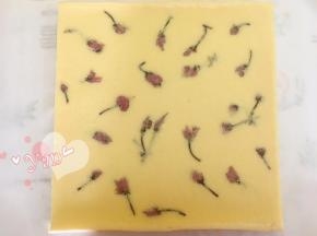 铺一张油纸盖在蛋糕上，倒扣，撕去油布，毛巾面妥妥的，蛋糕两边切掉一点；