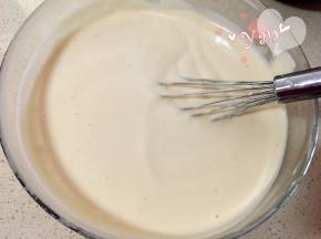 翻拌均匀后倒入蛋白盆里，再翻拌均匀；