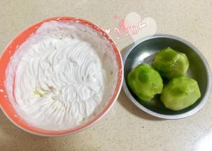 淡奶油+糖打发，奇异果去皮；