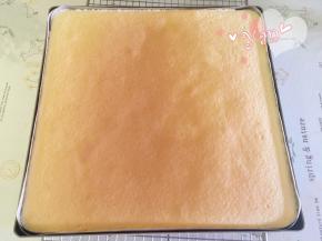 出炉把蛋糕片移到晾网上晾凉；