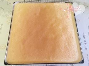 出炉把蛋糕片移到晾网上晾凉；