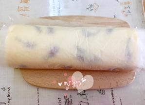 O型卷的方法：拎起油纸的两头，卷起，用油纸包好定型。放入冰箱冷藏1小时以上。