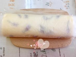 O型卷的方法：拎起油纸的两头，卷起，用油纸包好定型。放入冰箱冷藏1小时以上。