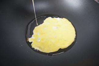 先将鸡蛋打散，加少许油炒熟