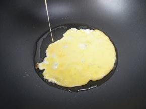 先将鸡蛋打散，加少许油炒熟