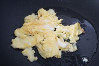 炒蛋的油温必须高哦，这样的鸡蛋才好吃