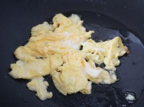 炒蛋的油温必须高哦，这样的鸡蛋才好吃