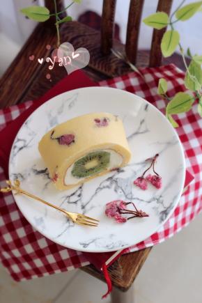 温暖的午后，来一块蛋糕，享受生活的美好。