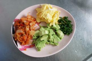 泡菜剪碎（不想把砧板弄得很脏就拿厨房），牛油果切丁，葱也切一切