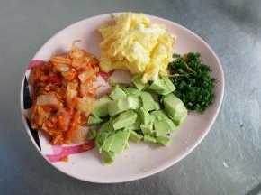 泡菜剪碎（不想把砧板弄得很脏就拿厨房），牛油果切丁，葱也切一切