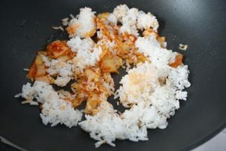 稍稍炒一下后加入米饭一起煸炒