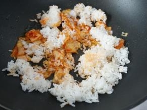 稍稍炒一下后加入米饭一起煸炒