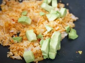 米饭炒散后加入牛油果一起反翻炒