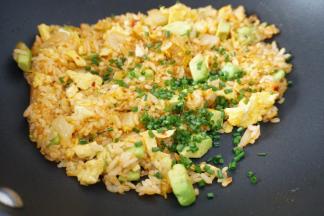  最后加入鸡蛋和一些泡菜汁，最后撒入葱花出锅即可